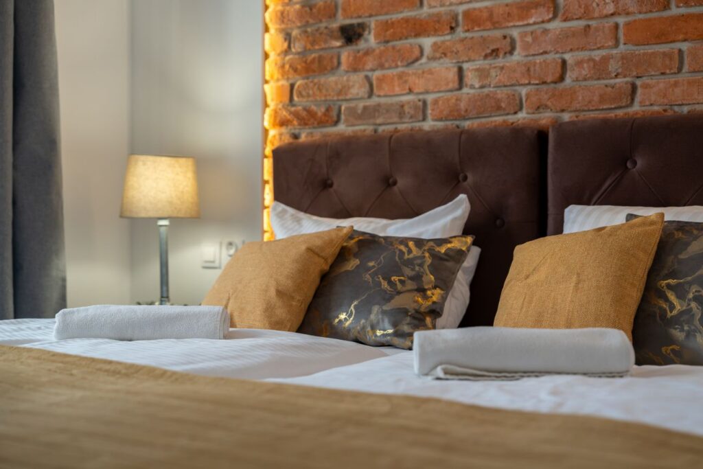 Detail lôžok a tehlového muriva v izbe 4 rodinného apartmánu 4+5