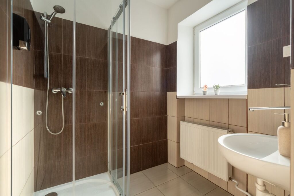 Kúpeľňa rodinného apartmánu 4+5 so sprchovým kútom