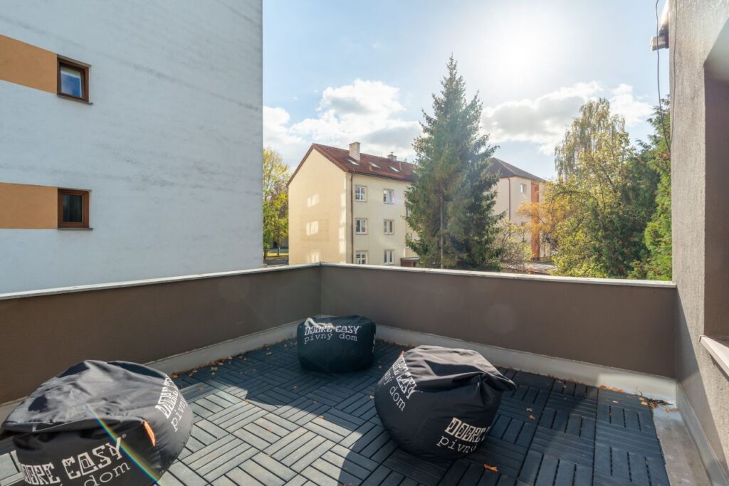 Terasa rodinného apartmánu 4+5 so sedacími vakmi